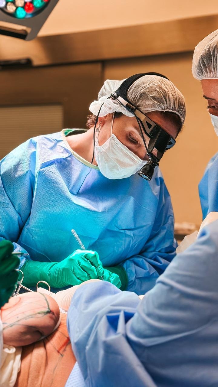 Dra. Giovana Giordani em cirurgia
